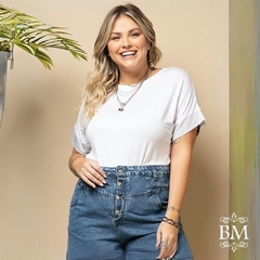Blusa em Malha Viscose, Branca, Decote Redondo, Mangas Detalhes Strass Termocolantes, Plus Size, Quintess BM0754