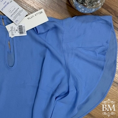 Blusa Crepe Arzul Claro, Manga Babado, Detalhe Gota Decote, Fechamento Botão Gola, Bella Vitta BM1240A na internet