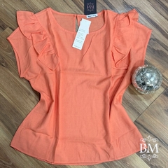 Blusa em Viscolinho, Pêssego, Manga Japonesa, Detalhe Babado Ombro, Fechamento Botão Gola, Bella Vitta BM1241P