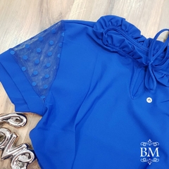 Blusa em Crepe, Manga Curta em Tule Poá, Azul, Detalhe Franzido Gola, Amarração, Lilaisa BM1055A - comprar online