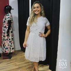 Vestido Midi, Off, em Crepe, Detalhe Prega Manga, Bordado Frente, Lara Valentina BM1144