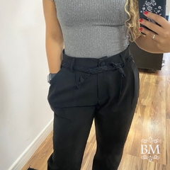 Calça em Crepe, Preta, Alfaiataria, Bolso Frontal, Prega, Cinto Trançado, Zíper na Perna BM0967 na internet