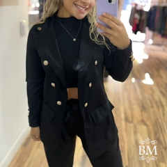 Blazer Alongado, Preto, Ponto Roma com Elastano, Lapela, Revél e Gola Dupla, Botão Brasão, Enncante BM1109P