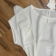 Blusa em Viscolinho, Off White, Manga Japonesa, Detalhe Babado Ombro, Fechamento Botão Gola, Bella Vitta BM1241B - comprar online
