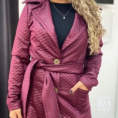 Sobretudo Marsala, em Tecido Matelassê , Fechamento Botão, Bolsos, Cinto, Feminine BM0989M - comprar online