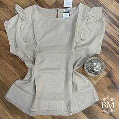 Blusa em Viscolinho, Areia, Manga Japonesa, Detalhe Babado Ombro, Fechamento Botão Gola, Bella Vitta BM1241A