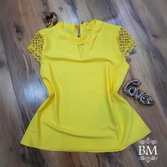 Blusa em Crepe, Amarela, Recorte Gola, Aplique Guipier e Pérolas Manga, Lilaisa BM1052A na internet
