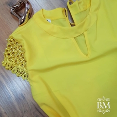 Blusa em Crepe, Amarela, Recorte Gola, Aplique Guipier e Pérolas Manga, Lilaisa BM1052A - BellaMolina Modas