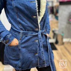 Parka em Jeans, Bolsos, Fechamento Botão Frontal e Punho, Cinto, Pelúcia Gola e Frente, Mokkai BM1110 - comprar online