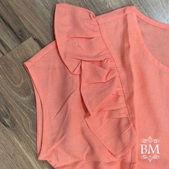 Blusa em Viscolinho, Pêssego, Manga Japonesa, Detalhe Babado Ombro, Fechamento Botão Gola, Bella Vitta BM1241P - comprar online