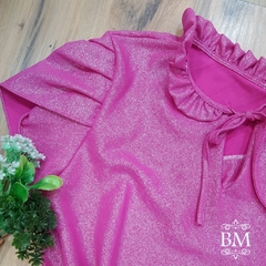 Blusa em Crepe com Brilho, Manga Curta, Rosa, Detalhe Franzido Gola, Amarração, Lilaisa BM1054R - comprar online