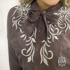 Vestido Plissado, Marron, Crepe, Elástico Cintura, Botão Frontal, Bordado, Amarração Gola, Kauly BM0981 - comprar online