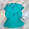 Blusa em Crepe, Verde Bandeira, Manga Curta em Renda e Pedraria, Babado e Guipir no Decote BM1029