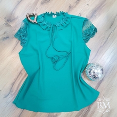 Blusa em Crepe, Verde Bandeira, Manga Curta em Renda e Pedraria, Babado e Guipir no Decote BM1029
