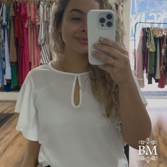 Blusa Crepe Off White, Manga Babado, Detalhe Gota Decote, Fechamento Botão Gola, Bella Vitta BM1240B na internet