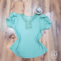 Blusa em Crepe, Verde, Manga Curta Bufante, Renda Decote e Pérolas, Botão BM1030VD