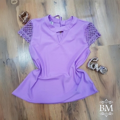 Blusa em Crepe, Lilás, Recorte Gola, Aplique Guipier e Pérolas Manga, Lilaisa BM1052L
