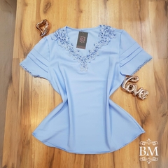Blusa em Crepe, Azul Claro, Aplique Guipier e Pérolas Decote, Detalhe Pregas Manga, Lilaisa BM1050A