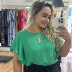 Blusa Crepe Verde, Manga Babado, Detalhe Gota Decote, Fechamento Botão Gola, Bella Vitta BM1240V - comprar online