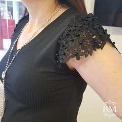Blusa Malha Canelada, Aplique Renda Manga, Preta, Bella Molina BM0691 - comprar online
