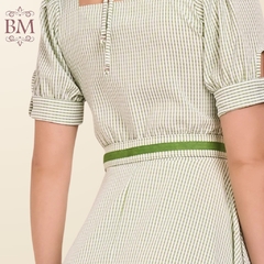 Vestido Verde Listra, Crepe Texturizado, Bolsos, Amarração Costas, Zíper, Forro, Botões, Cinto, Fascinius Tam.42 BM1259 - BellaMolina Modas