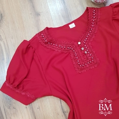 Blusa em Crepe, Vermelha, Manga Curta Bufante, Renda Decote e Pérolas, Botão BM1030VM - comprar online