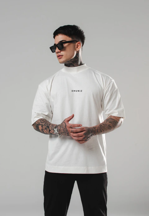 CAMISETA OVERSIZED ESTAMPADA GOLA ALTA MALHA GOLD | BASIC