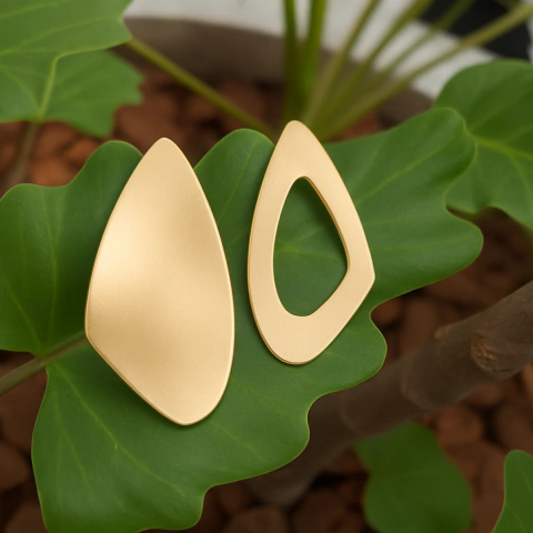 BRINCO ESFERA VAZADO ASSIMÉTRICO DOURADO - comprar online