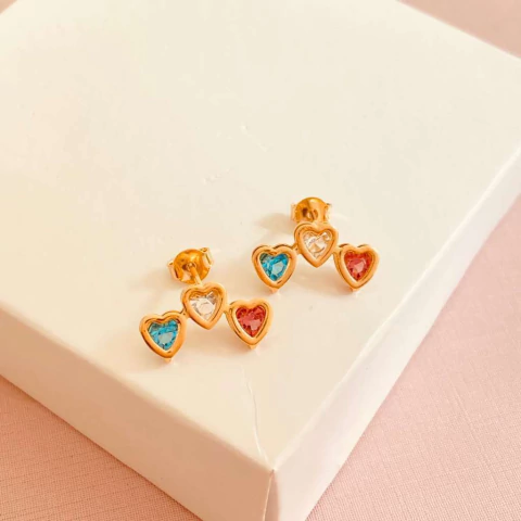 Brinco ear cuff 3 corações F1140 - banhado a ouro 18k - comprar online