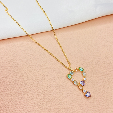 Colar letra P cravejada em zircônias coloridas - banhado a ouro 18k