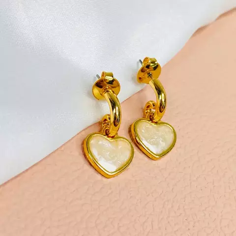 Brinco argola coração resinado mescla - Banhado ouro 18k - comprar online
