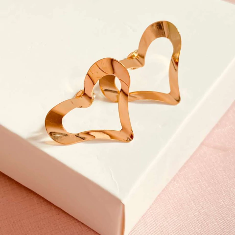 Brinco coração vazado F 2735 - banhado a ouro 18k - comprar online