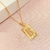 Colar pingente letra placa - banhado a ouro 18k - Dmanu | Atacado de Semijoias | Semijoias Direto de Fábrica