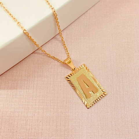 Colar pingente letra placa - banhado a ouro 18k - comprar online