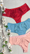 Descubra a elegância e o conforto da nossa Calcinha Juliete. Esta peça de lingerie de cintura alta é perfeita para mulheres que valorizam estilo e bem-estar. Com um detalhe encantador em renda na frente, a Calcinha Juliete oferece um ajuste perfeito e um 