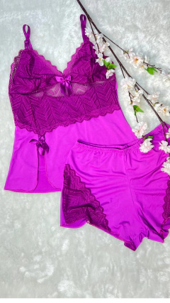 Experimente o Baby Doll Aurora da RYCCA Moda Íntima, uma peça perfeita que combina charme e delicadeza. Com detalhes em renda no busto, mini fenda, e alças reguláveis, este conjunto oferece estilo e conforto. Disponível nas cores preto, vinho, vermelho, r