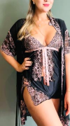 Descubra o Short Doll Lunar em preto com renda rose. Elegância e sensualidade para uma noite especial. Disponível na Rycca Moda íntima!