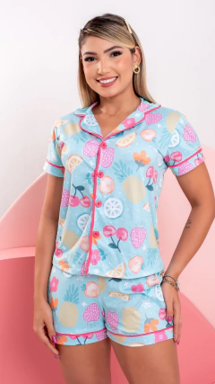 Descubra o Pijama Americano Curto em Suede Premium com estampas divertidas de frutinhas, Ursinho Pooh e Minnie. Tecido macio e aconchegante, ideal para dormir e relaxar. Compre agora!