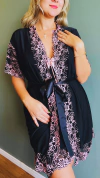 Envolva-se na sofisticação e no luxo com o Robe Lunar da Rycca. Este deslumbrante robe em malha fria preta é adornado com detalhes em renda rose, proporcionando uma combinação irresistível de elegância e sensualidade. Com um cinto ajustável, ele é perfeit