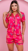 Descubra o Pijama Americano com Gola V em Suede Premium com a estampa elegante de LV. Tecido macio e aconchegante, ideal para dormir e relaxar. Compre agora!