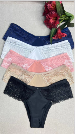 Descubra a elegância e o conforto da nossa Calcinha Mila. Feita em poliamida de alta qualidade, possui laterais largas em renda para um ajuste suave e sensual. Composição: 80% Poliamida, 20% Elastano. Disponível na RYCCA Moda Íntima em diversas cores. Per