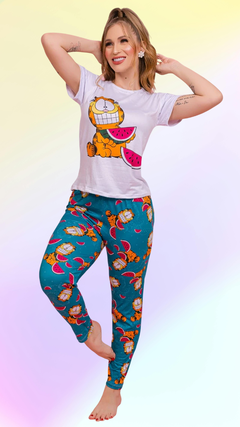 Descubra o Pijama Longo (Sonho) - Garfield, fabricado em Suede Premium de alta qualidade. Com um toque aveludado, estampa vibrante e design moderno, este conjunto oferece conforto excepcional e estilo. Ideal para noites tranquilas e momentos de relaxament