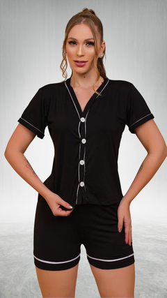 Descubra o Pijama Americano Curto em Suede Premium gola V e botões na cor preto da Rycca Moda Íntima. Ideal para noites tranquilas e dias de trabalho em casa. Compre agora!