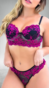 Descubra o conjunto elegante e sedutor de sutiã e calcinha em renda bicolor da Rycca Moda Íntima. Com bojo moldado para suporte e realce, alças reguláveis e calcinha com fio duplo para um caimento suave. Ideal para ocasiões especiais ou uso diário. Compos