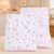 Kit com duas toalhas de banho para bebê com capuz, estampadas com cogumelos e borboletas em tons de rosa e branco