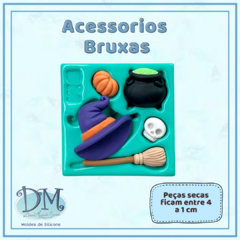 Conjunto de acessórios de bruxas em molde de silicone, incluindo chapéu, abóbora, caldeirão, crânio e vassoura.