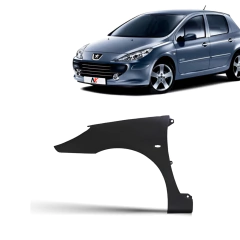 Paralama dianteiro esquerdo em plástico preto para Peugeot 307 modelo 2007 a 2012, exibido ao lado de um carro Peugeot 307 azul.