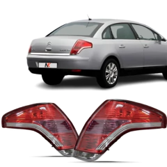 Lanterna traseira esquerda para Citroën C4 Pallas 2008 a 2014 em fundo branco com carro prata ao fundo