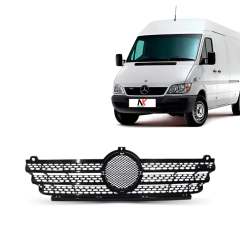 Grade preta para radiador da Mercedes Benz Sprinter modelos 2003 a 2011 exibida abaixo de uma van branca Sprinter