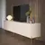 (Classe A) Rack com Pés em Aço Carbono e Pintura Metalizada 180cm Jasper Off-White Fosco/Dourado
